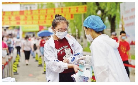 我市6000余名考生从容应试 高考首日各考点考场秩序井然