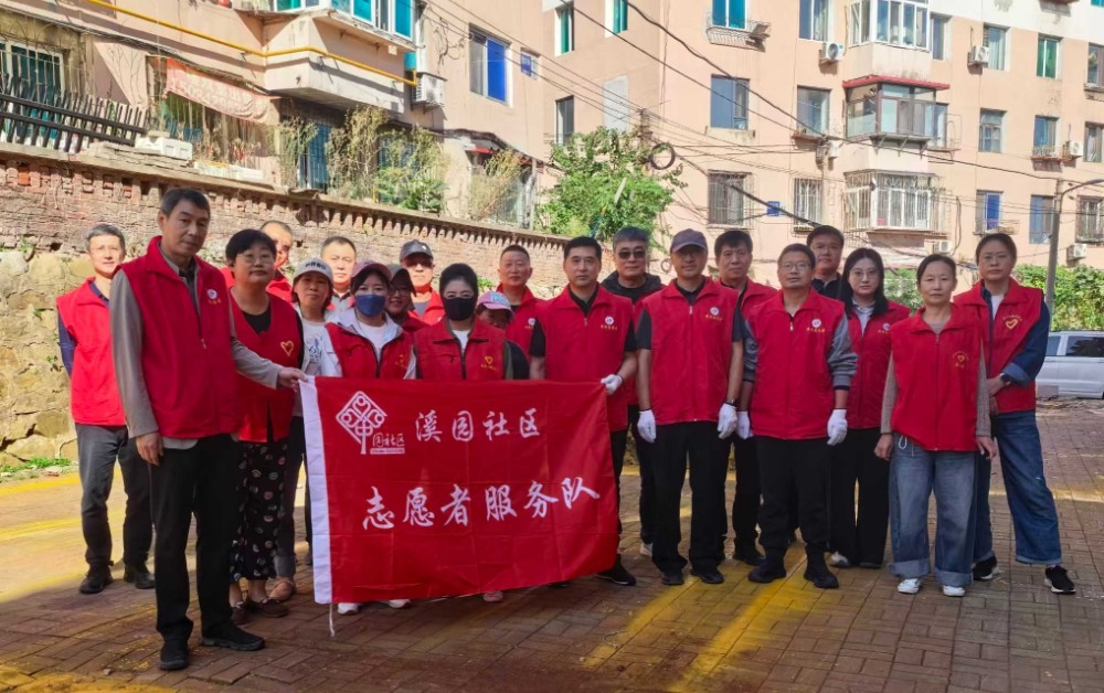 市人大机关党员干部赴溪园社区开展志愿卫生清洁活动