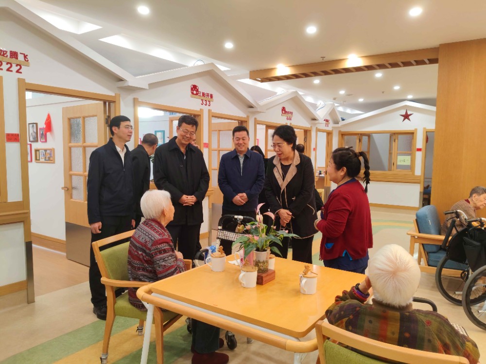 省人大常委会副主任张淑萍带队来溪调研银发经济工作并走访省级领导干部联系企业